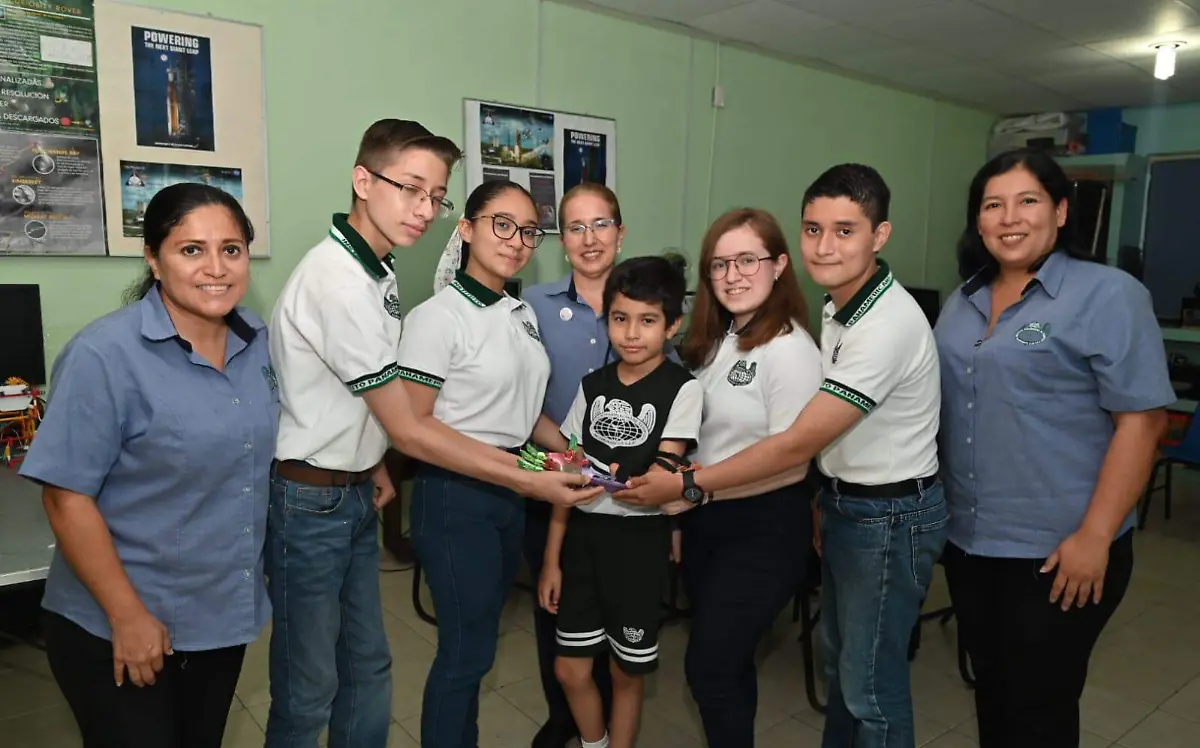 Estudiantes de robotica crean prototipo de antebrazo y mano mecanicazada Alejandro del Ángel (1)